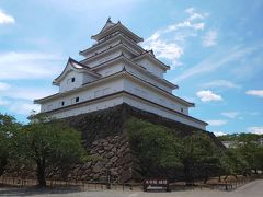 さて続いてはこちら会津若松城、別名「鶴ヶ城」です。
世界遺産である姫路城も美しいお城ですが、
個人的にはこの鶴ヶ城が日本で一番美しいお城だと思っています。
（あくまで個人的な感想です）
会津戦争では新政府軍の砲撃にも耐えたお城ですが、
明治政府の無慈悲な解体命令で取り壊されました。
長い間、天守閣の復旧はなされませんでしたが、1960年に現在の城郭で
復旧され、2011年には取り壊される前の赤い瓦の屋根に戻ることができました。
