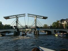 マヘレの跳ね橋。1671年に造られたアムステルダム唯一の木造の跳ね橋。
不定期に開閉するらしい。