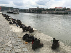 続いて向かったのは、ドナウ川遊歩道の靴。
ナチスドイツによって、この場所で多くのユダヤ人が命を落としたそうです。
その際、高価だった靴を脱がされドナウ川に・・・
この靴はその歴史を表現しているのだそうです。
大人の靴に交じって小さな子供の靴、女性の靴もあり・・・
今は穏やかな風景がとても貴重なものに思えました。