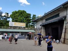 トヨタ産技館からメーグルで15分弱、名古屋城正門に到着しました。大人1名500円を支払い正門から入場します。