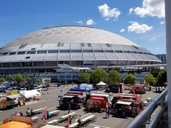 地下鉄からの通路からのナゴヤドーム全景。