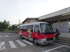 東京駅から夜行バス・エクスプレス鳥海号で5:10頃に秋田の象潟駅に到着。「きさかた」という読み方、なかなか覚えられませんでした。
駅の待合室・コインロッカーは8:00-19:15のみで、付近にコンビニもないのが不便。
6:20発の乗合タクシー・鳥海ブルーライナーで鳥海山へ（片道3000円）。