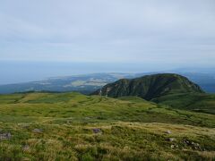 御浜小屋前から稲倉岳と日本海