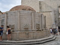 ピレ門のすぐ近くには噴水があります。
オノフリオの噴水です。
1438年にナポリのオノフリオさんが作ったとのこと。

なかなか目立つので、待ち合わせ場所の目印におすすめ。