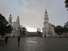 旧市街をさらに西へ進んで行くとイエズス教会と旧市庁舎が並ぶ市庁舎広場に着きました。