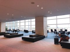 出発は羽田空港第2ターミナルのサテライト。
初めて来たーと思ったら去年出来たばかりらしい。
搭乗ゲートは3つのみ。窓が大きく人も少ないせいか開放感ある。
いろんな形状のソファがあって面白い。