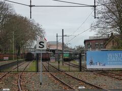 運河を対岸側に出ると線路があります。
この線路の奥にあるのが「オランダ鉄道博物館」。
寄ってみましょう♪