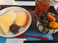 朝ご飯は空港内のカフェでなごや飯。小倉あんトーストとサラダのセットです。