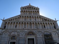 ８＜ドゥオーモ＞
広場の中央に建つ「ドゥオーモ」は、1063年に着工し、完成まで約200年かかりました。その間、多くの芸術家や建築家が関わることで、ビザンチン、イスラム、古代ローマなどの各種建築様式が融合した独特の建築物となり、「ピサ・ロマネスク様式」とよばれるようになりました。
ファサードは、最下層に「ブラインドアーケード」が並び、その上に４層の小ぶりのアーケードが重なっています。そして、それぞれにレースのような繊細で美しい彫刻装飾が施されています。
下から仰ぎ見ると、その華麗さと大きさに圧倒されます。
The “Duomo” in the center of the square started in 1063 and took about 200 years to complete. During that time, the involvement of many artists and architects led to the creation of a unique structure that merged various architectural styles such as Byzantine, Islam, and ancient Rome, and was called the “Pisa Romanesque Style”.
The facade has “blind arcades” on the bottom, and a small arcade of 4 layers on top. And each is decorated with delicate and beautiful sculptures like lace.
Looking up from below, you will be overwhelmed by its splendor and size.