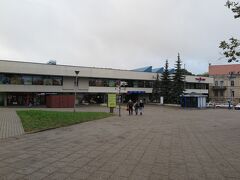 駅前にバスターミナルがあるので、そのままトラカイに向かいます。