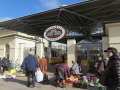町はずれにあるカルヴァリュ市場に来ました。
食料品中心の市民的な市場です。
