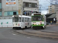 食後の運動の為に松風町までぶらぶら歩きました～、

松風町交差点を市電が行き交います～、８０００形と７１０形です。
では、松風町電停から乗車します。
