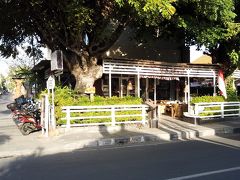 タンブリンガン通り、カフェスモーガスの前を通って、