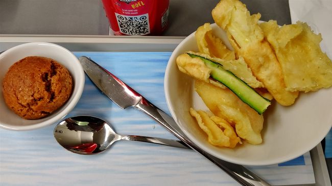 短距離フライトでも軽食が出ます。キュウリのフライを初めて食べました。不思議な味です。。。