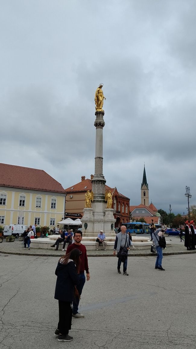 坂を上りきると、観光客がたくさんいるところに着きます。衛兵も立っていました。