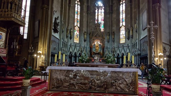 聖堂はとても大きく、ゆったりとみてまわれます。