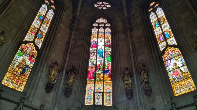 ステンドグラスもとてもきれいで、ずっと見ていられる気分です。