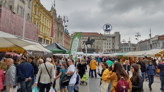 イェラチッチ広場に来ました。人がたくさんいます。露店が出ていたので、軽いランチをいただくことにします。