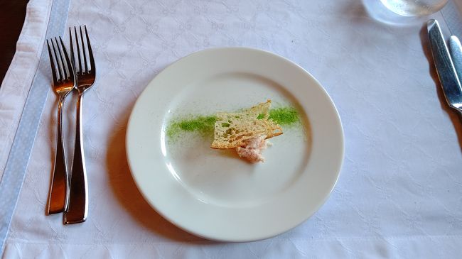 アミューズはチーズを焼いたものに、蟹のフレークだったと思います。