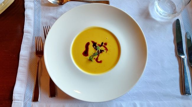 カボチャの温かいスープを頂きます。