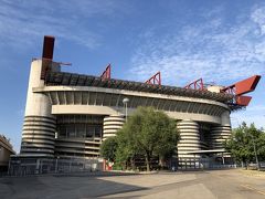あたりは閑静な住宅地で観光スポットはおろかお店すら無い有様。
唯一あるのはホテルの斜向かいに巨大な競技場。
なんとセリエAのインテルとACミランがホームにしているジュゼッペ ・メアッツァスタジアムでした。
イタリア最大の80,000人収容のスタジアム。
ミラノダービーともなればさぞかし盛り上がるんでしょうね←サッカーよく解ってない人
