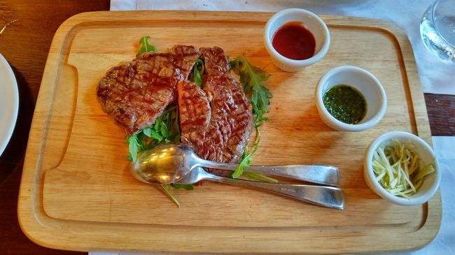 ステーキは大きな板に乗ってきました。おしゃれですね。