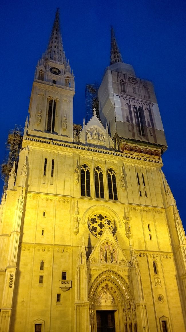 お腹一杯になったので、ブラブラと散歩しながらホテルに戻りました。夜の聖堂もきれいです。安全な街なので、夜でも歩いて帰れます。