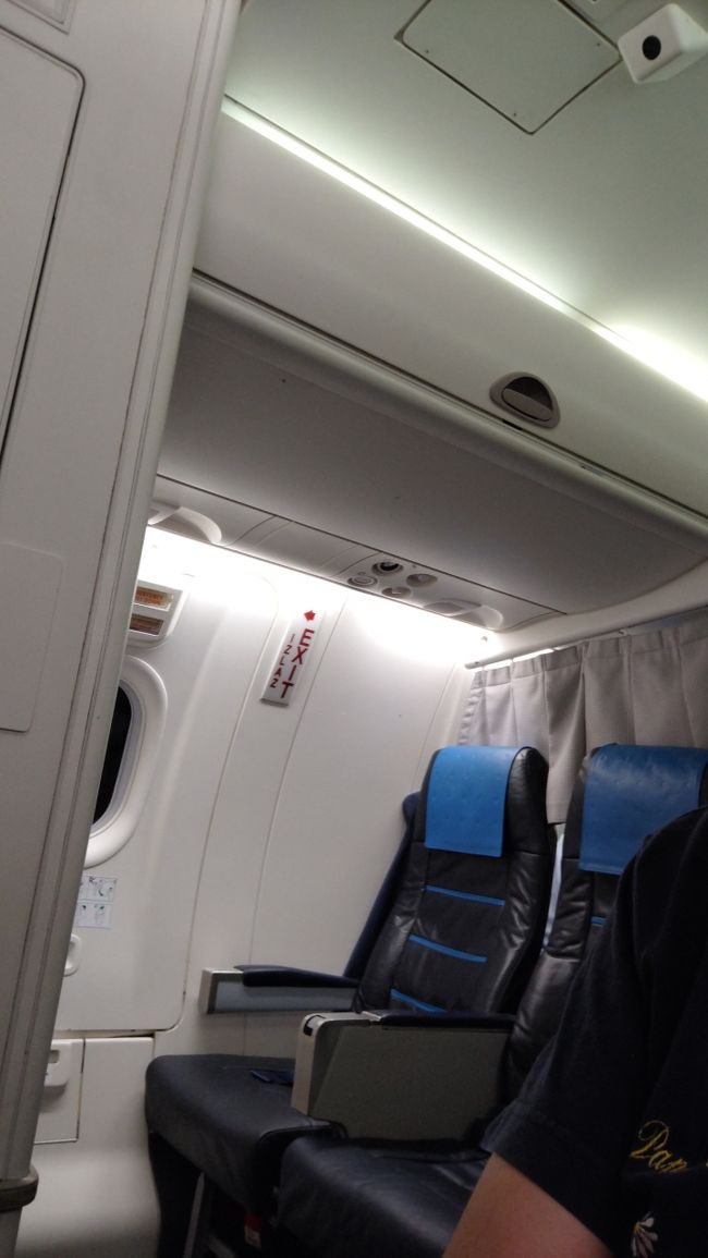 ビジネスクラスは６席ありましたが、貸し切りでした。一時間足らずのフライトなのでエコノミーで十分だと思いますが、世界一周チケットの恩恵で全ての路線がビジネスクラスで取れています。