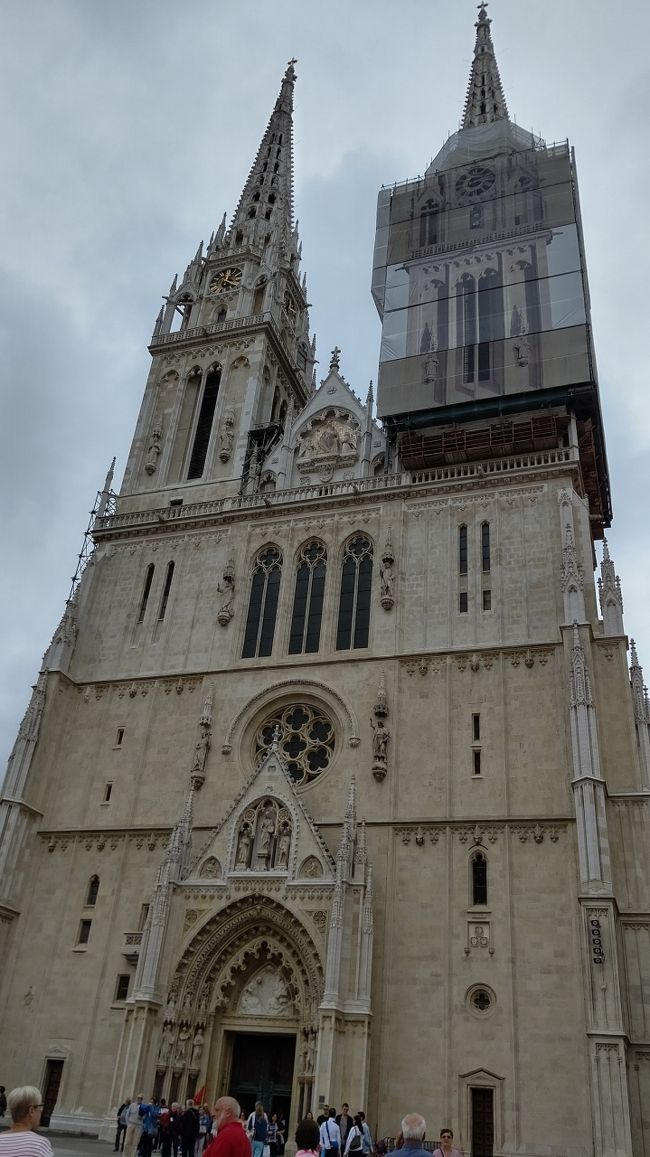 ザグレブ大聖堂です。無料で中に入れるようなので、入ってきました。