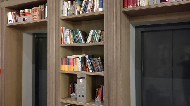 ホテルのエレベーターは本棚の間にあるような建て付けで面白いです。慣れるまでは、少しボタンの位置が分かりにくかったです。