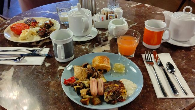 ホテルの朝食です。無難な食事で可もなく不可もなく。