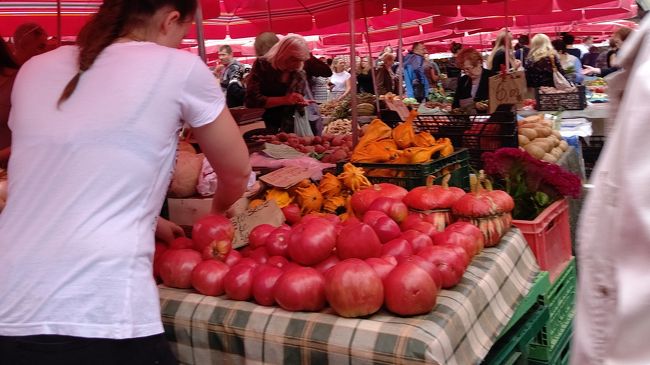 街歩きしているうちに、マーケットに来ました。果物や野菜がとても安くで売られています。しかも美味しそう！旅行でなければ是非買いたいと思いました。