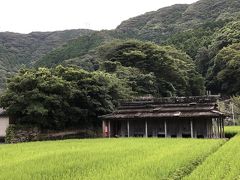 小茂田浜のすぐ近くにある椎根の石屋根倉庫
板石葺きの屋根と高床が特徴、人家ではなく倉庫である
哀愁漂う佇まいと相当の重量であろう石を乗せた姿は必見