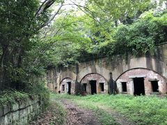 観光を再開する、日露戦争遺構の姫神山砲台跡へ
ここも途中で引き返したくなる道だったが怯まずに進むとここまで車で来れる