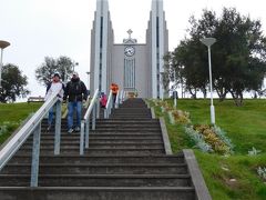 チェックイン後、16:40頃から市内観光に出かけました。隣のアークレイリ教会です。