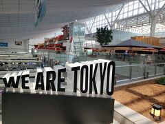 WE ARE TOKYOのオブジェクトに見送られながら、出国審査を終え日本を発ちます。