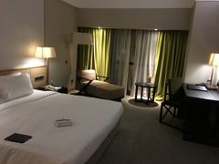 宿泊先のホテルです   グランド メルキュールシンガポール ロキシー

カトン地区にあるホテルです


荷物を置いただけで、ホテル前のショッピングセンターにでたので、後はお風呂に?入って眠るだけですね！