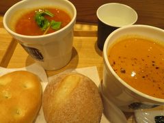 スムーズにチェックイン出来て、セキュリティーも通って、出国審査も終わりスープストックトーキョー 成田空港店で軽く食事しました。