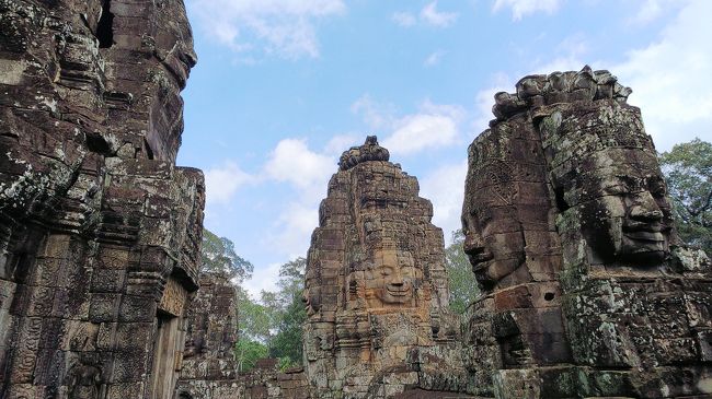 四方向いたお顔の表情がはっきりと。<br /><br />中国人ツアーのガイドさんに、自分のツアー客に間違えられて写真撮ってくれた。<br />例のキスする写真。<br />ここではガイドさんはみんな勧めるんでしょうね。<br />アユタヤでは御法度でしたけどいいのかな。。。？