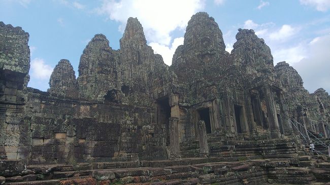 バイヨンも晴れていると顔がはっきり見えました！<br /><br />午後は観光客が多いですね。<br />