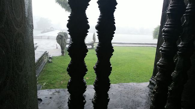 この晴れた調子でアンコールワット！<br />と思ったら、橋渡ったとたんにスコール。。。。。<br />