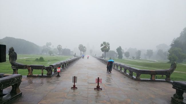 前見えません<br />晴れた写真を撮ろうと思ったのに残念。<br />クロックスはいてきてよかった。<br />傘はもちろんカッパも意味なく、ほとんどの人が天井があるところでぎゅうぎゅうに待機。