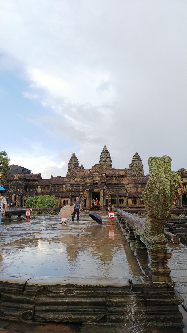 20ふんくらいかな<br />晴れてきました下はビショビショ。<br /><br />あまりの雨で、トゥクトゥクの伯父さんプノンバケンに行くの忘れられた。<br />まあ雨上がりで雲が多かったので、良しとしましたけどね。<br />