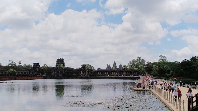 よく晴れたので、シェリムアップ最後の日も3日券を使って。<br /><br />参道が修復中で、水の上に浮かんだ浮き輪のような上を歩いてアンコールワットに入ります。歩くたびに揺れて面白い。<br />