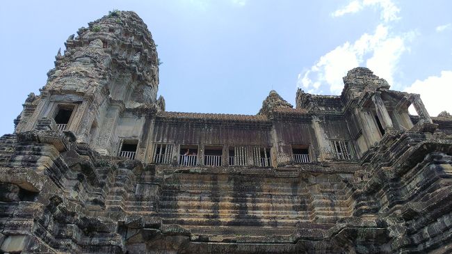 肩が出てる洋服だったので、今回は下から。<br />この天気では、遠くまで見えたでしょうね。