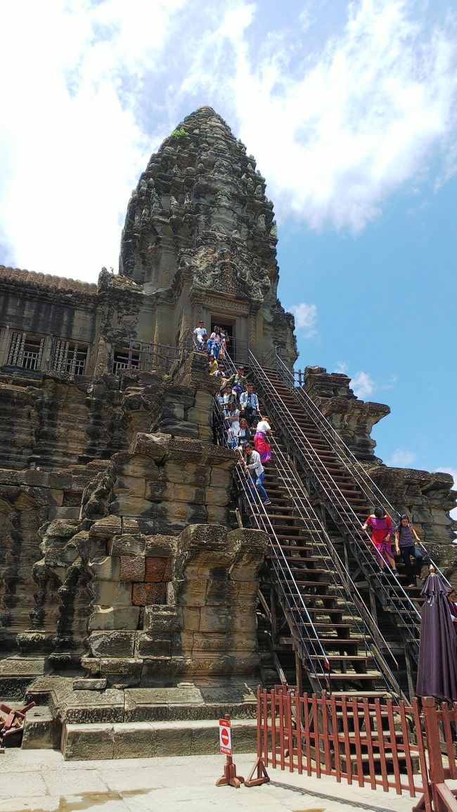 かなり急な階段で、上がるのも降りるのも結構怖かったです。<br />初日に登ったときは。<br /><br />2月にまた乾季のアンコールワットリベンジ！<br />遺跡観光は終わり、シンガポールに向かいます。