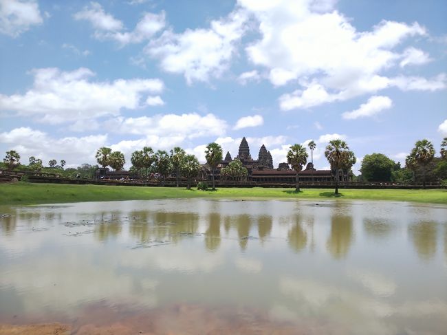 水に映る寺院が美しい。<br />次回は、朝日を見よう！