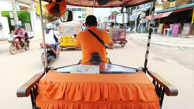 後日、お一人様でトゥクトゥク使って観光することにしました。<br />バンテアイ・スレイだけだと30ドル<br />アンコールワット周辺つけて32ドル<br /><br />後者を選びました。<br />最後にプノン・バケンつけてねとお願い。<br />