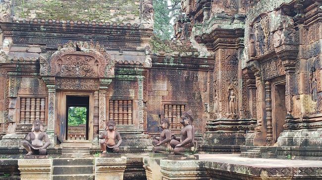 東洋のモナ・リザらしき像も遠くに。<br />近寄ることはできません。<br />