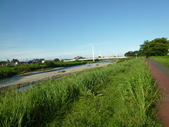 浅川土手の風景、万願寺歩道橋が見えてきました